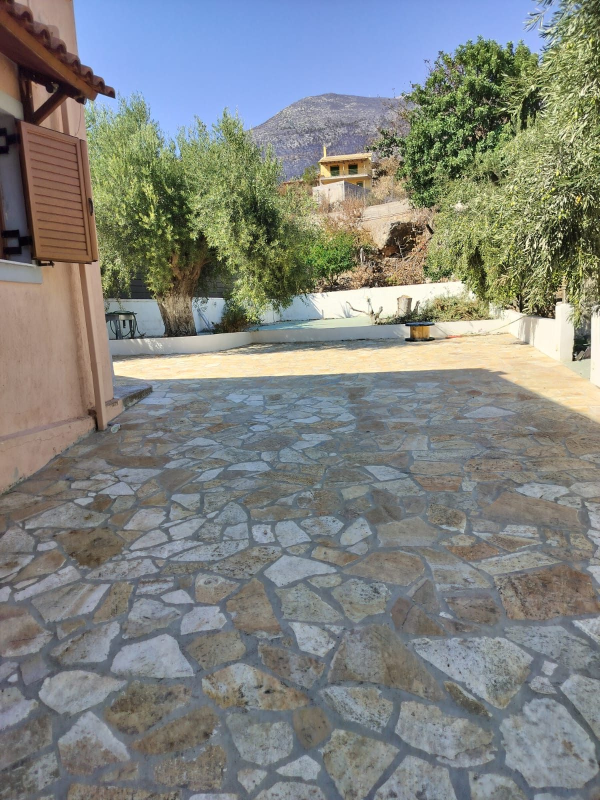 Stone-paved courtyard and private parking at Porto Germeno Villa
